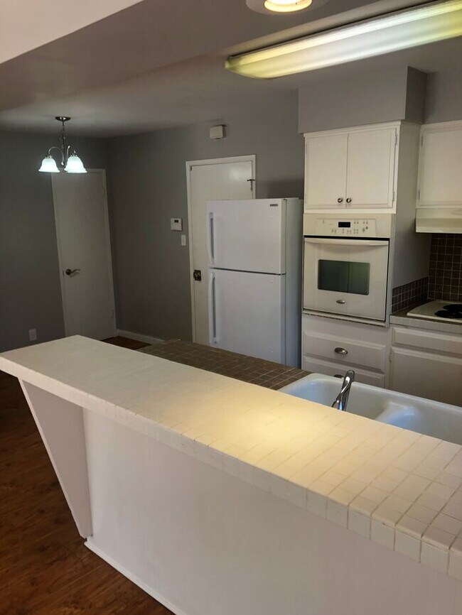 Building Photo - 3 bed 2 bath home for rent in SkyPark area...