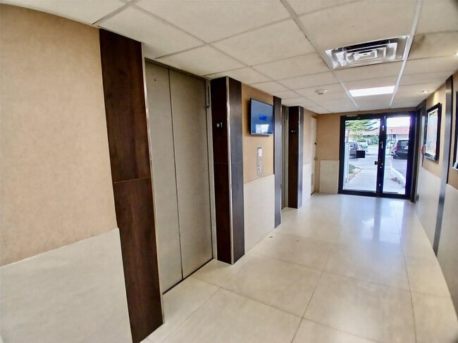 Building Photo - 4164 Inverrary Dr