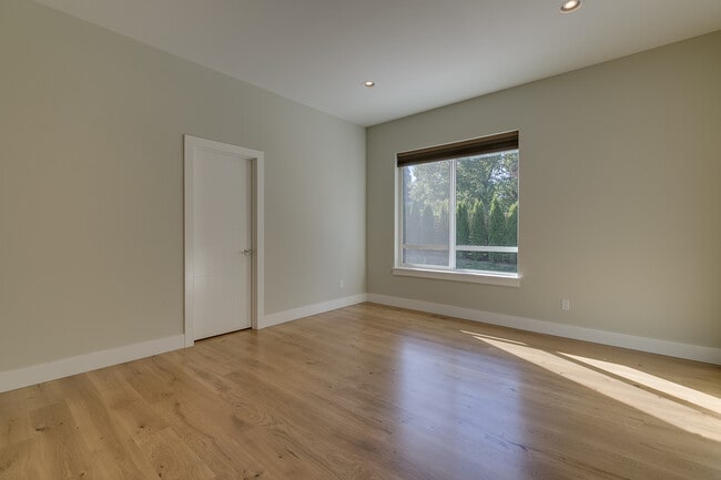 Building Photo - Luxurious & Contemporary 5 bed home in Red...