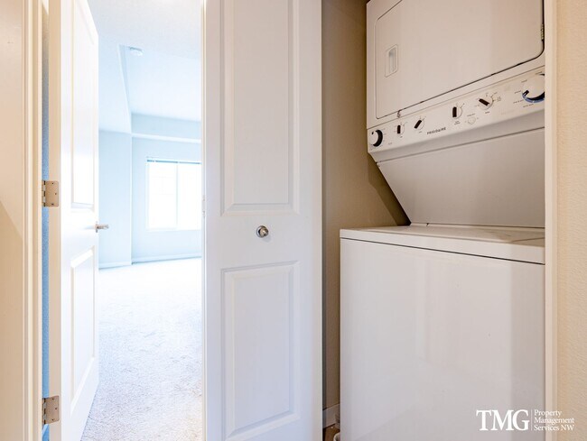 Building Photo - Beautiful 2br/2ba Townhome in Great Wilsonville Location!