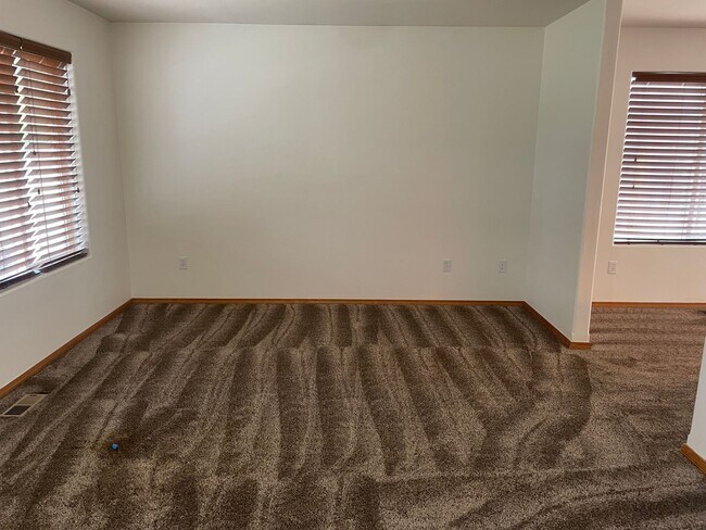 Building Photo - 1703 Fairway Dr NE