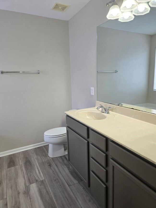 Building Photo - Beautiful 3 bed 2.5 bath available in Rive...