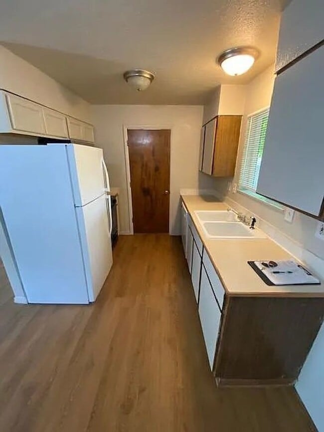 Building Photo - 2 bedroom 1 bathroom duplex with backyard ...