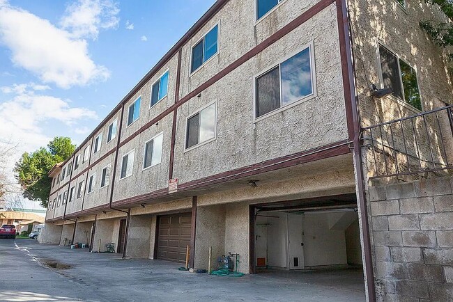 Building Photo - 107 S Muscatel Ave