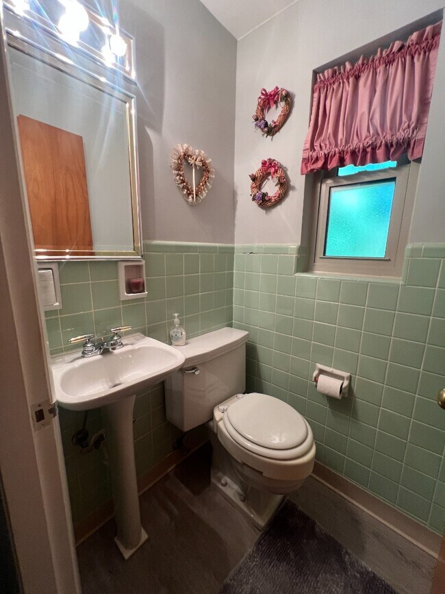 Building Photo - Charming 3-Bed Madeira Schools Home