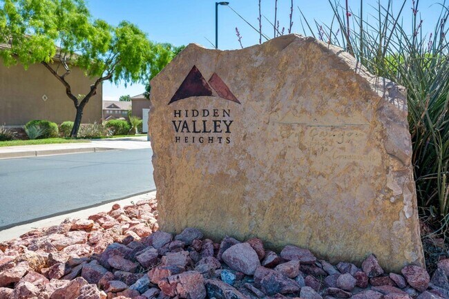Building Photo - Beautiful 3 Bedroom Townhome In Hidden Valley Heights