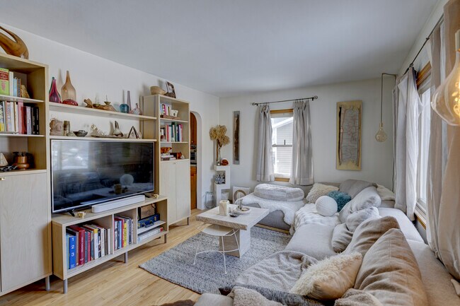 Building Photo - 3621 Dennett Dr