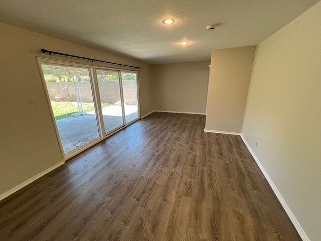 Building Photo - Darling Updated 4 Bed 2 Bath Orange Home