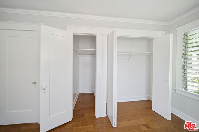 Building Photo - 1239 Havenhurst Dr