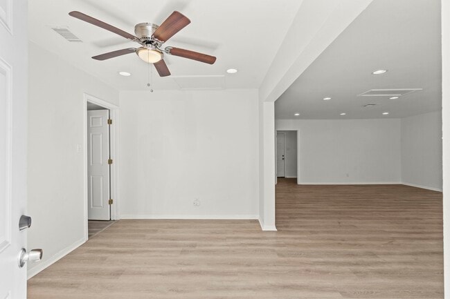 Building Photo - 1132 18th Ave N