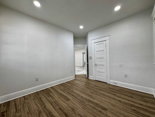 Building Photo - 409 S Willow Ave