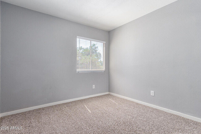Building Photo - 10227 N 7th Pl