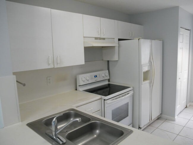 Building Photo - Summit Lake