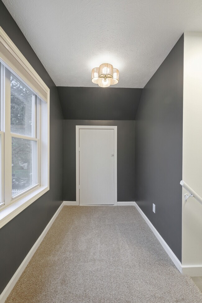 Building Photo - 1003 E Hopkins Dr