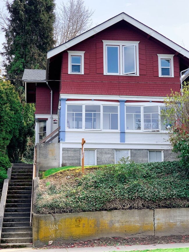 Building Photo - PRELEASING: Classic N Garden 6 bdrm/3 bath near WWU North Campus