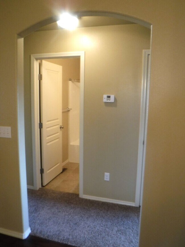Building Photo - Beautiful 3bed, 2bath home located just of...