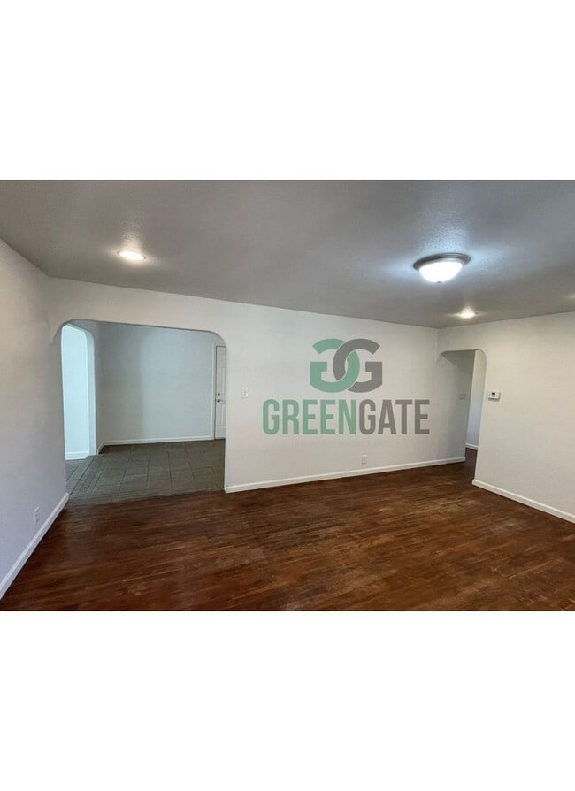 Building Photo - BEAUTIFUL 3 BEDROOM 2 BATH HOME MOVE IN RE...