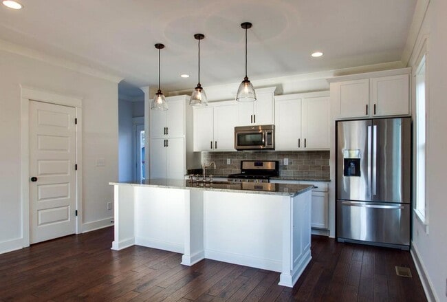 Building Photo - 2 Bedroom, 2.5 Bath Home in East Nashville