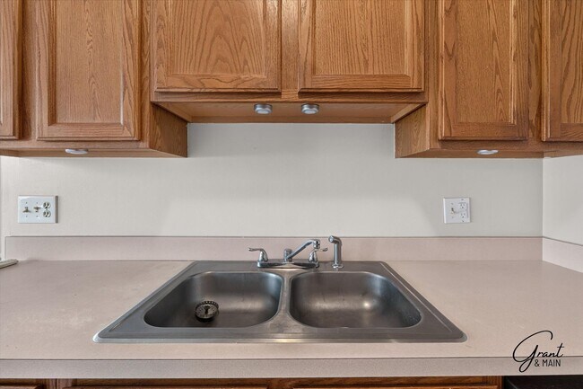 Building Photo - $1295 2 bedroom upper condo