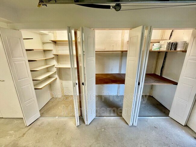 Building Photo - 925 Elm Ct