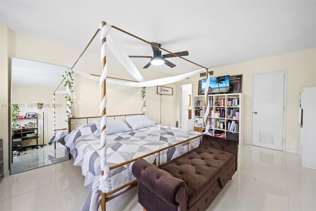 Building Photo - 1330 NE 105th St