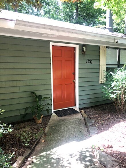 Entrance - 120 Wellington Ct