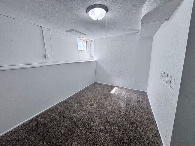 Building Photo - Spacious 3 Bed Home with Enclosed Porch & Detached Garage