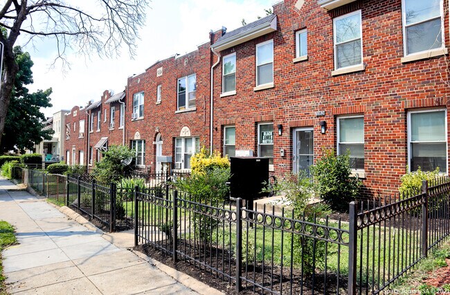 Building Photo - 1152 Oates St NE