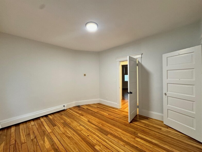 Building Photo - 136 Sharon St