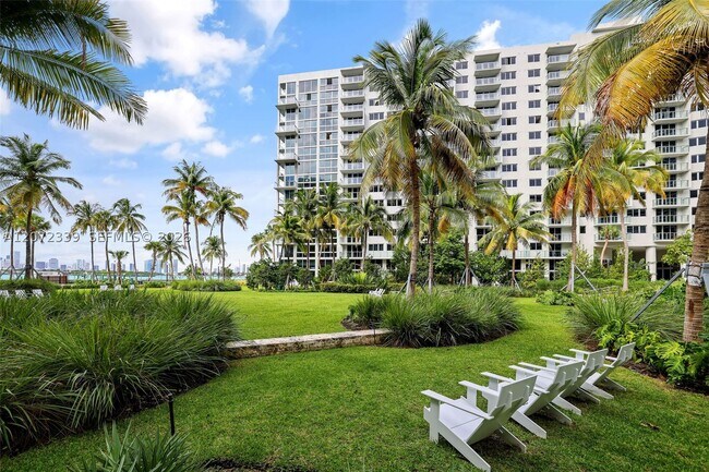 Building Photo - 1500 Bay Dr E