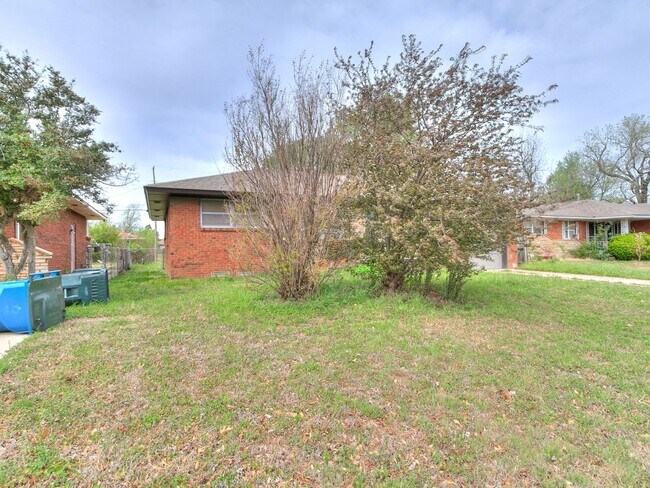 Building Photo - 721 E Bouse Dr