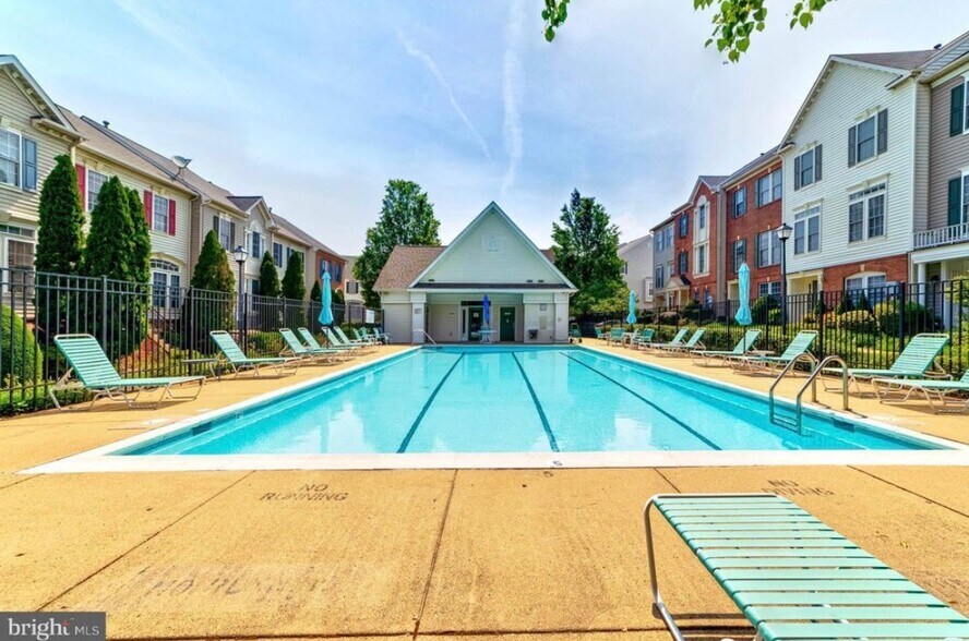 Building Photo - 945 Harrison Cir