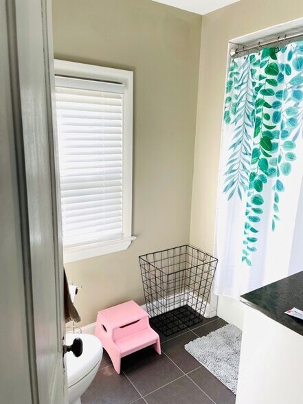 bathroom - 532 W 1st St