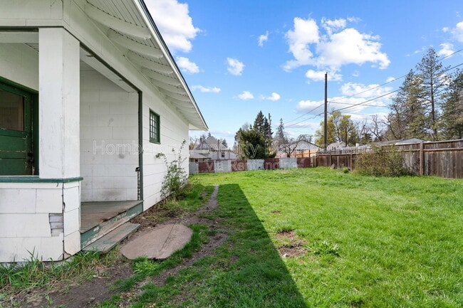 Building Photo - 922 4th St