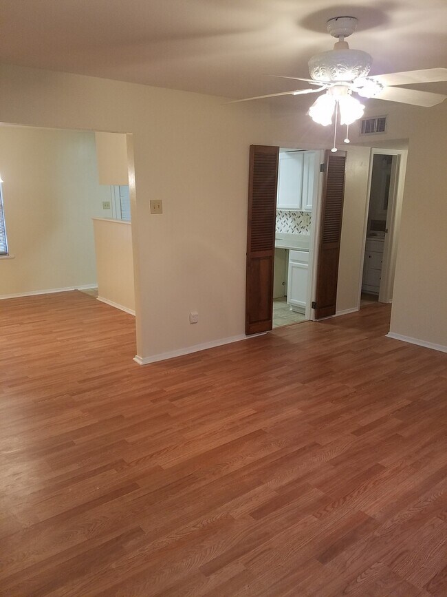 Building Photo - Updated home off Ambassador
