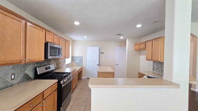 Building Photo - 2014 Pinecreek Pass Ln
