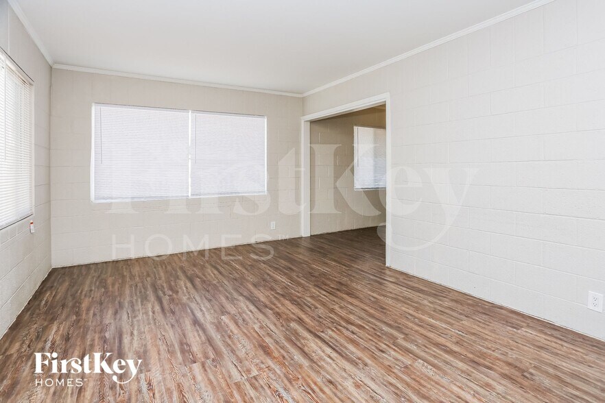 Building Photo - 619 Essex E Dr