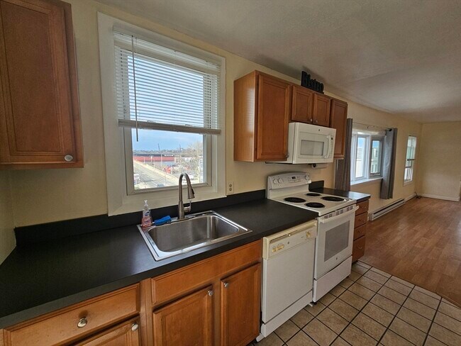 Building Photo - 464 Meridian St