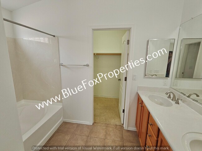 Building Photo - 10429 E Oakbrook St