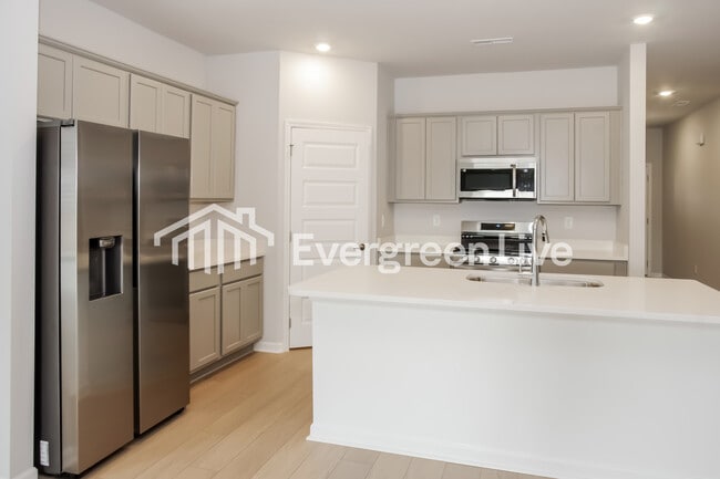 Building Photo - 221 Shangrila Wy