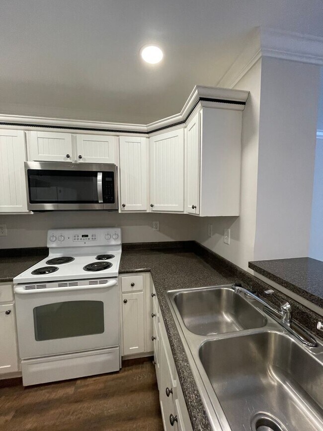 Building Photo - Three Bedroom Townhouse Available!