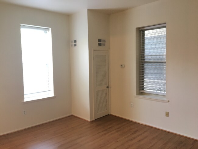 Building Photo - 15 E Read St