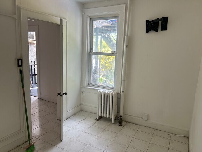 Building Photo - 909 Arnow Ave