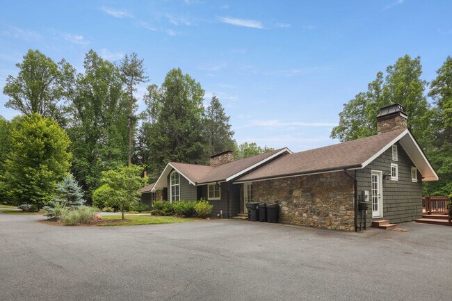 Building Photo - Spacious and Private Home in Biltmore Forest