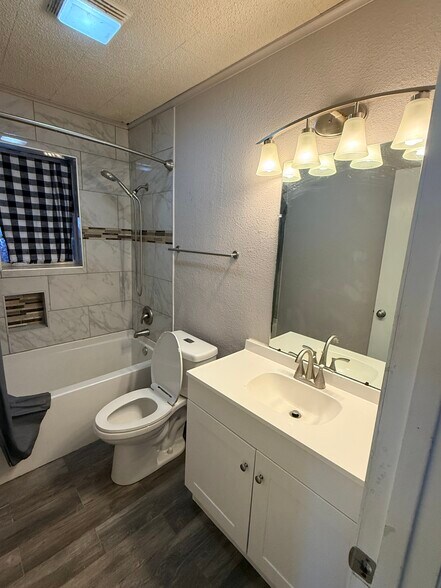Building Photo - 5202 Hilltop Dr