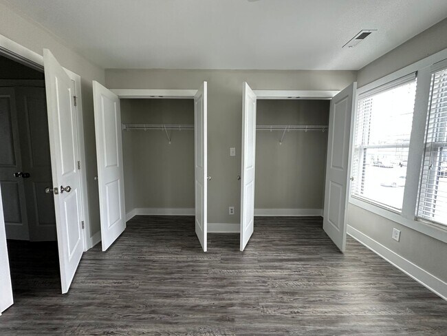 Building Photo - Spacious unit in English Commons! Close to...