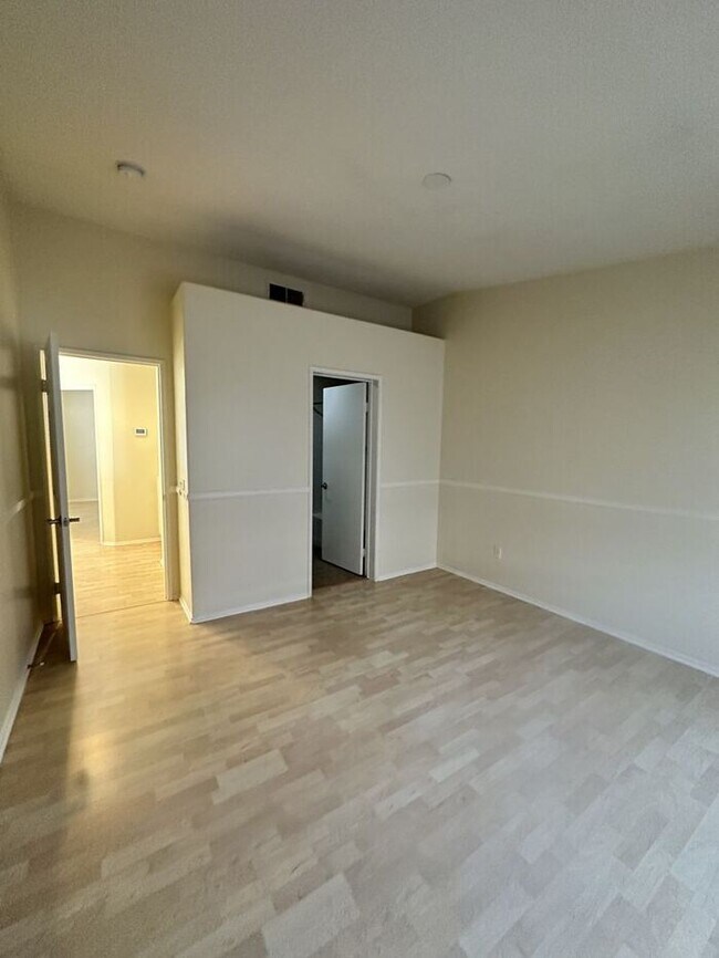 Building Photo - Available Now Beautiful Dual MSTR 2 + 2.5 Townhouse Valencia