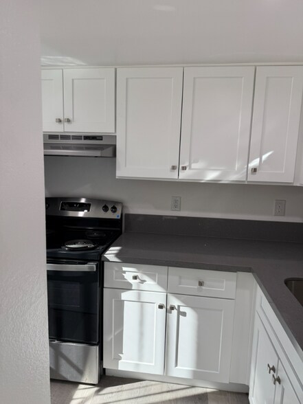 Building Photo - 1750 Karen Ave