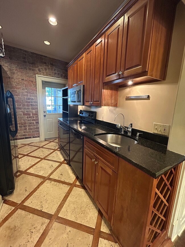 Building Photo - 635 Myrtle St NE