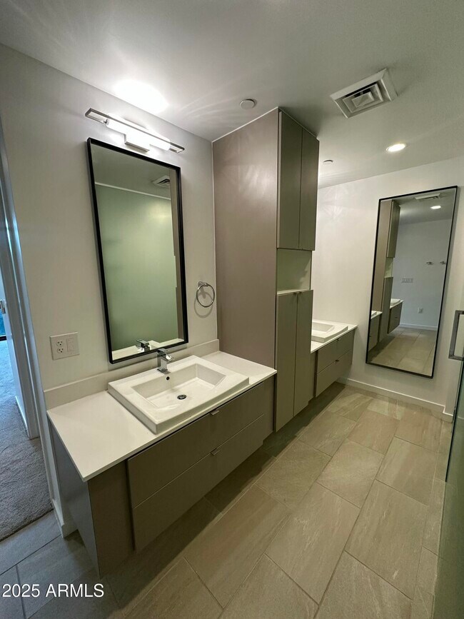 Building Photo - 200 W Portland St